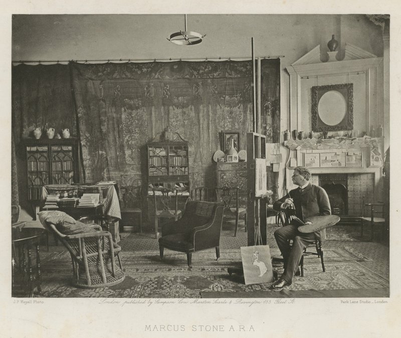 Marcus Stone no seu Melbury Road Studio de English Photographer