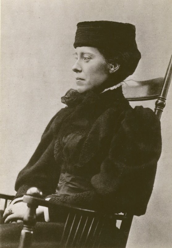 Mary Kingsley, retrato, sentada, de chapéu (foto a p/b) de English Photographer
