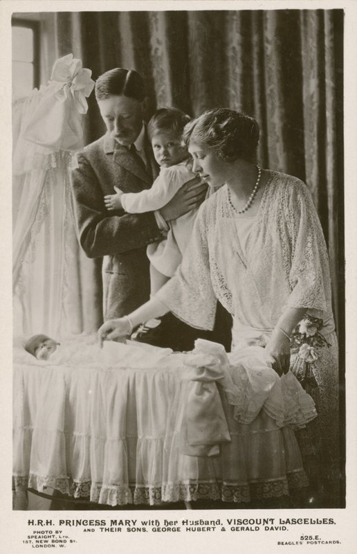 Mary, Princesa Royal, e seu marido, Visconde Lascelles, com seus filhos, George e Gerald (foto a p/b) de English Photographer