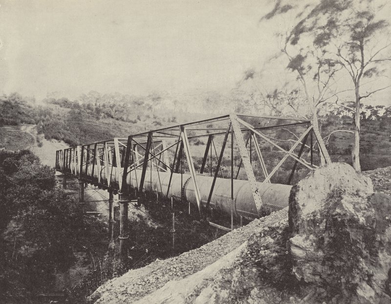 Tubulações da fonte de água de Melbourne, sobre o rio da abundância, Greensborough de English Photographer