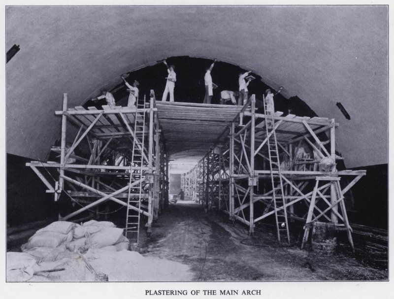 Mersey Tunnel: Estucagem do Arco Principal (foto a p/b) de English Photographer