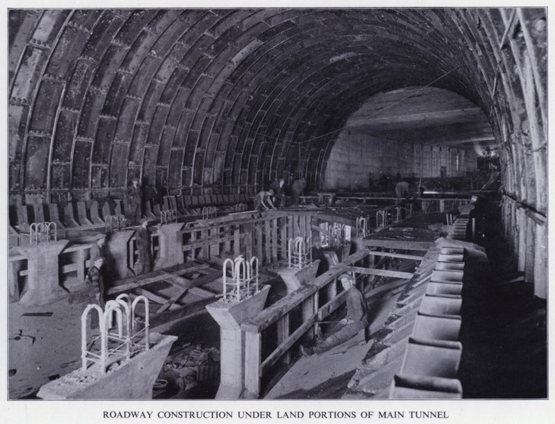 Mersey Tunnel: Construção de estradas por baixo de terrenos do túnel principal (foto a p/b) de English Photographer
