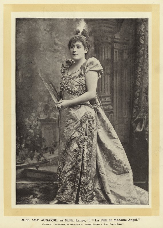 Miss Amy Augarde, como Miss Lange, em A Filha da Madame Angot de English Photographer