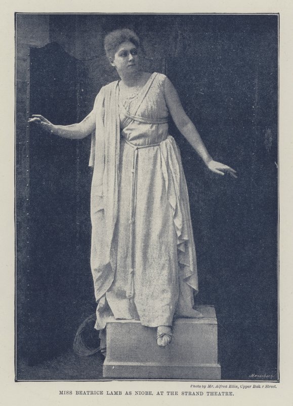 Miss Beatrice Lamb como Niobe, no Strand Theatre de English Photographer