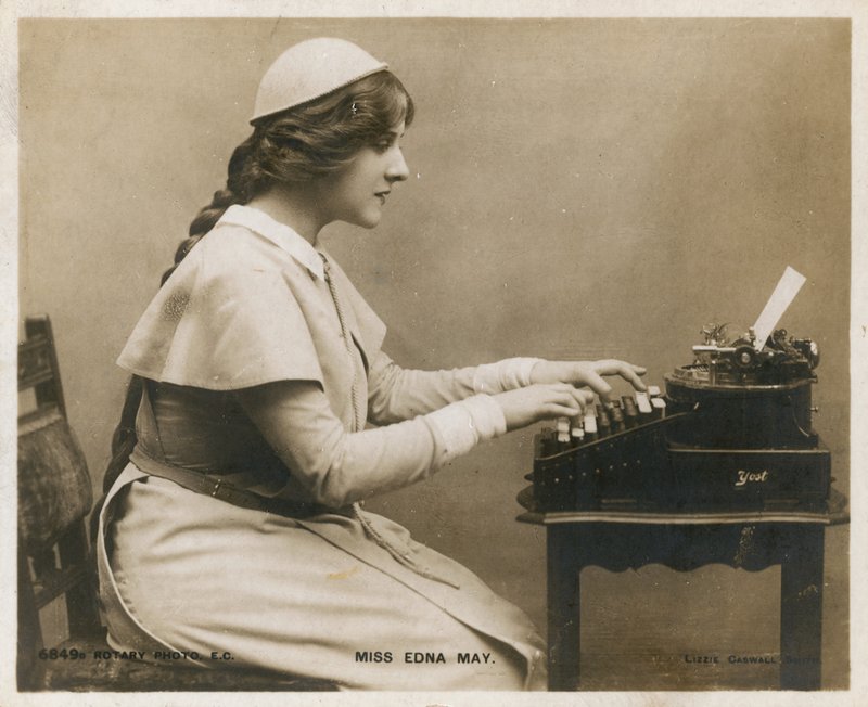 Miss Edna May, na máquina de escrever de English Photographer