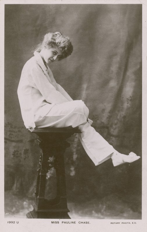 Miss Pauline Chase, de pijama de English Photographer