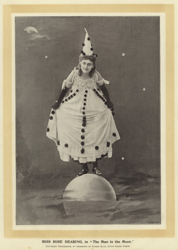 Miss Rose Dearing, em O Homem na Lua de English Photographer