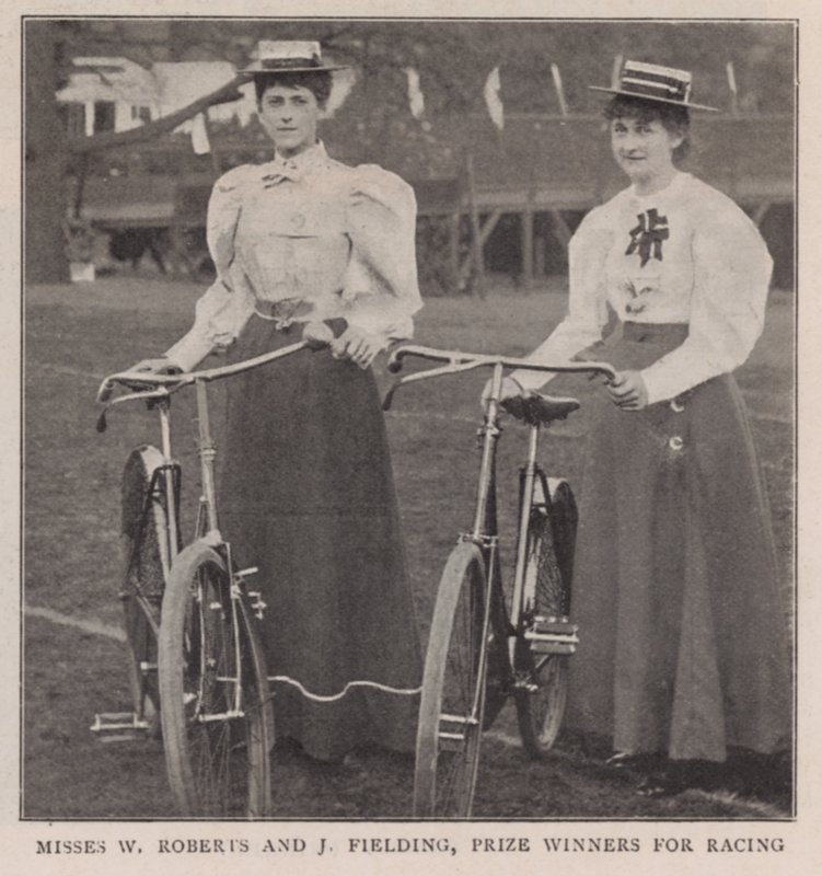 Miss W Roberts e J Fielding, vencedores de corridas de English Photographer