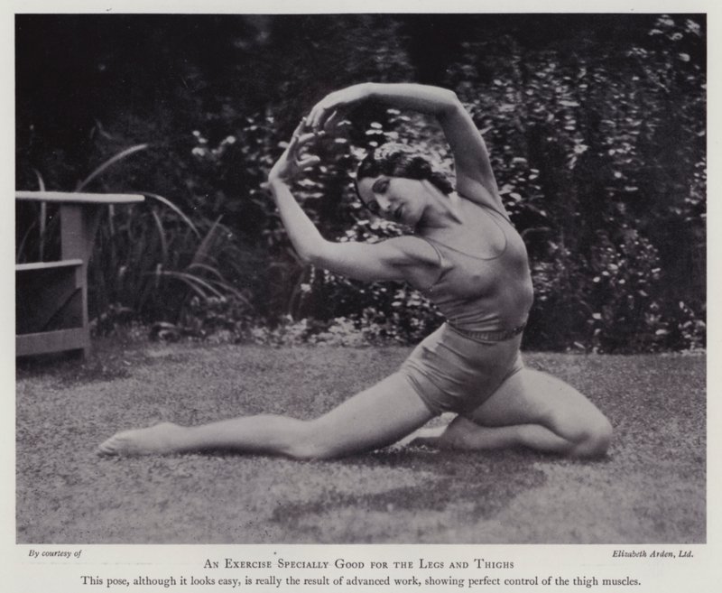 Cultura de Beleza Moderna: Um exercício especialmente bom para as pernas e coxas (foto a p/b) de English Photographer