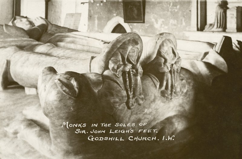 Monges nas solas dos pés de Sir John Leigh, Igreja de Godshill, Ilha de Wight, Inglaterra (fotografia a preto e branco) de English Photographer
