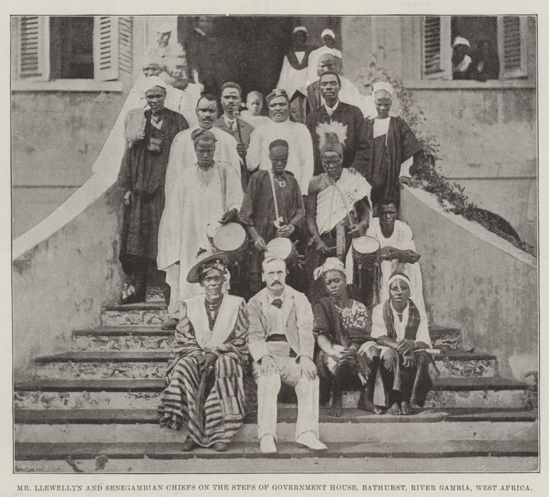 Senhor Llewellyn e chefes senegambianos nos degraus do Palácio do Governo, Bathurst, Rio Gâmbia, África Ocidental de English Photographer