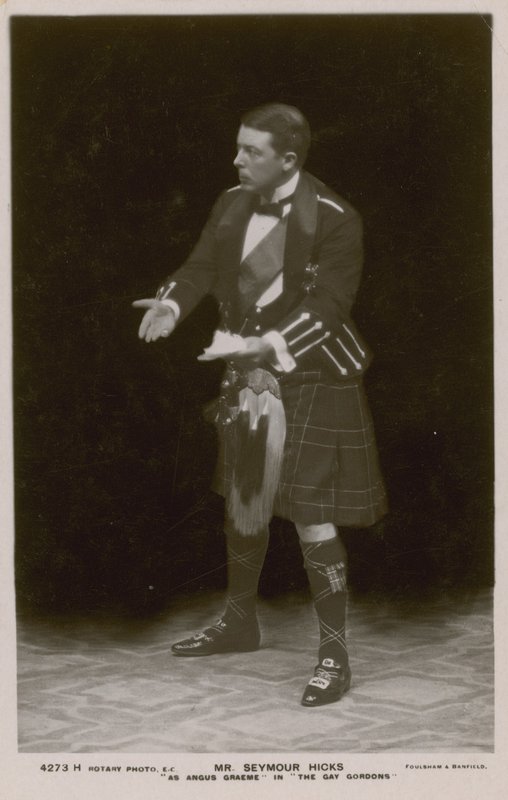 Sr. Seymour Hicks, como Angus Graeme em The Gay Gordons de English Photographer