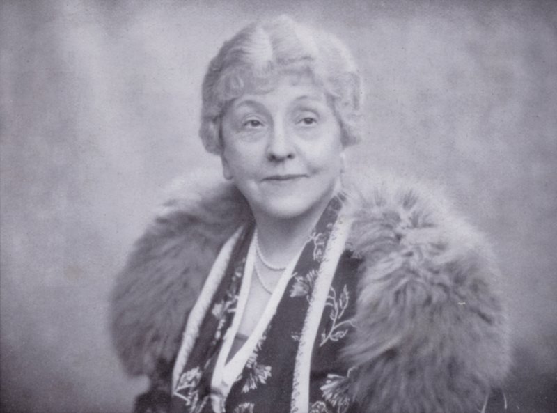 Sra. Laura Henderson, proprietária do Windmill Theatre, Piccadilly, Londres (foto) de English Photographer