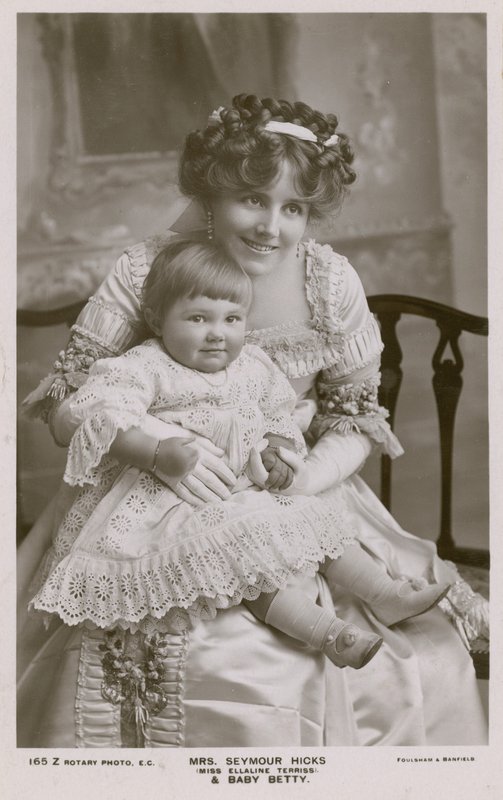 Mrs Seymour Hicks e filha de English Photographer