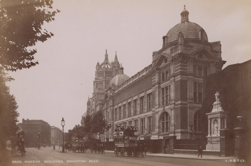Edifícios do Museu, Brompton Road, Londres de English Photographer