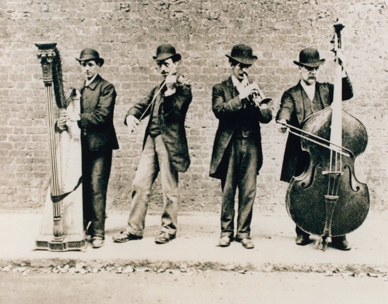 Músicos em Greenwich em 1884 de English Photographer