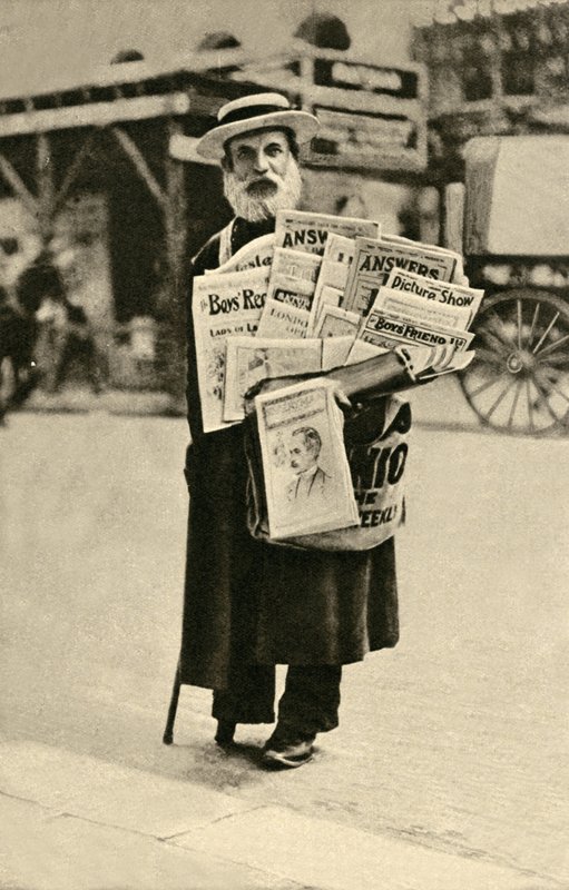 Vendedor de jornais (foto a p/b) de English Photographer