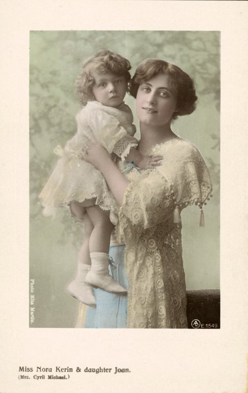 Nora Kerin, atriz de teatro inglesa e sua filha, Joan (foto colorida) de English Photographer