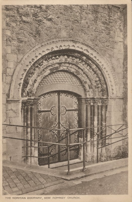 Porta Norman da Igreja São Nicolau, Novo Romney, Kent (foto a p/b) de English Photographer