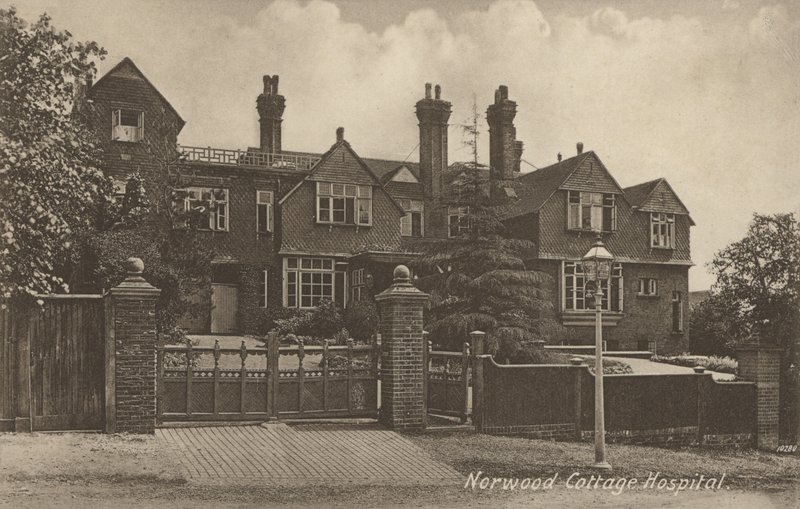 Norwood Cottage Hospital, perto de Londres (foto a p/b) de English Photographer