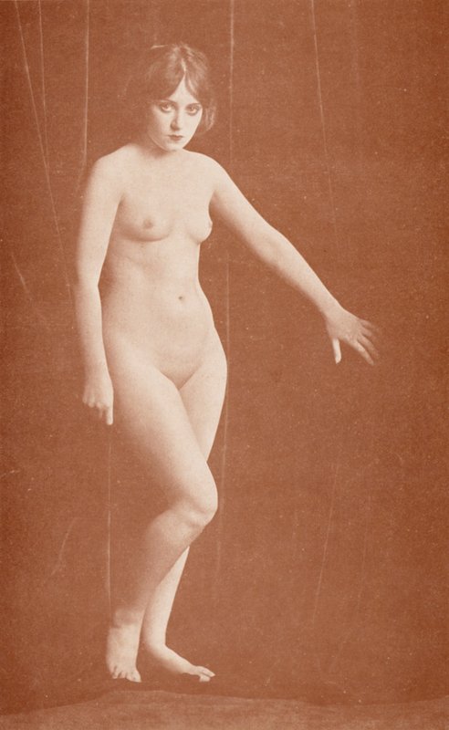 Arte nudista: Apres le Bain (fotografia a preto e branco) de English Photographer