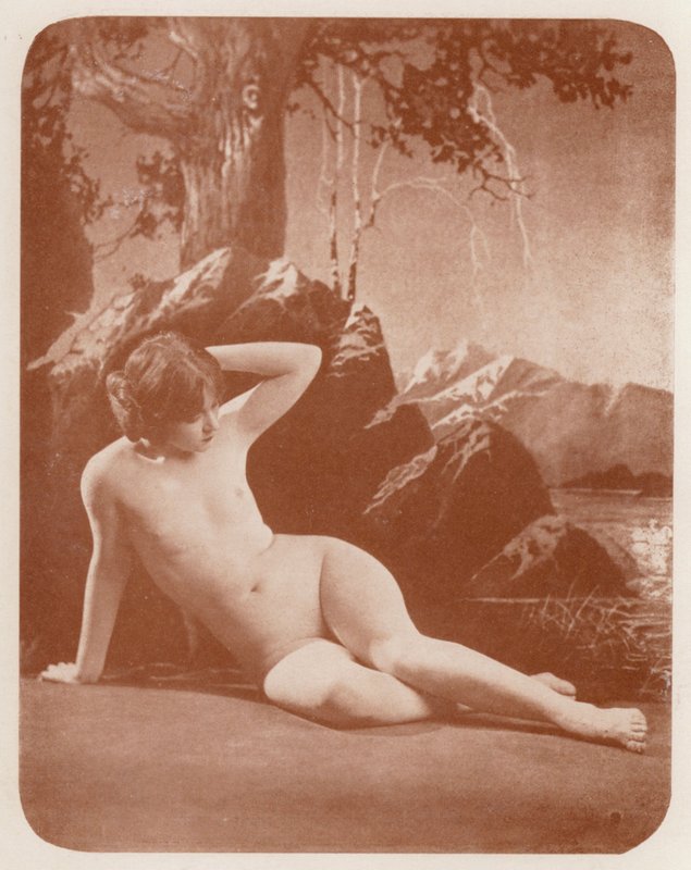 Arte nudista: Dama do Lago (fotografia a p/b) de English Photographer