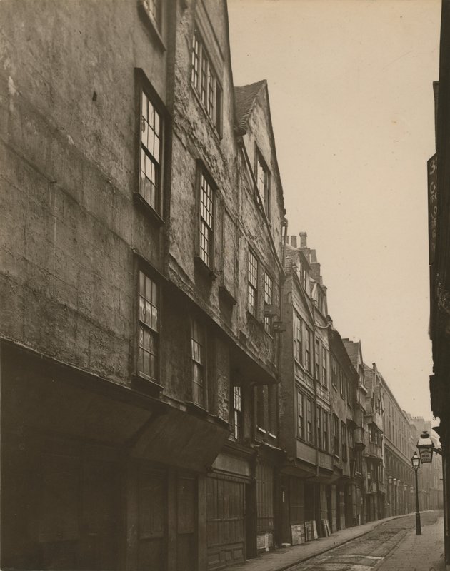 Casas antigas em Wych Street, Londres de English Photographer