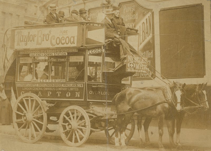 Omnibus e motorista de English Photographer