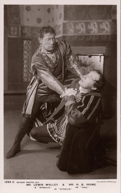 Othello throttling Iago, Lewis Waller e H B Irving (foto a p/b) de English Photographer