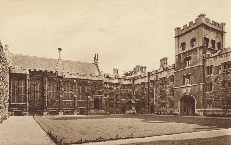 Oxford: Exeter College, The Quadrangle and Hall (fotografia a preto e branco) de English Photographer