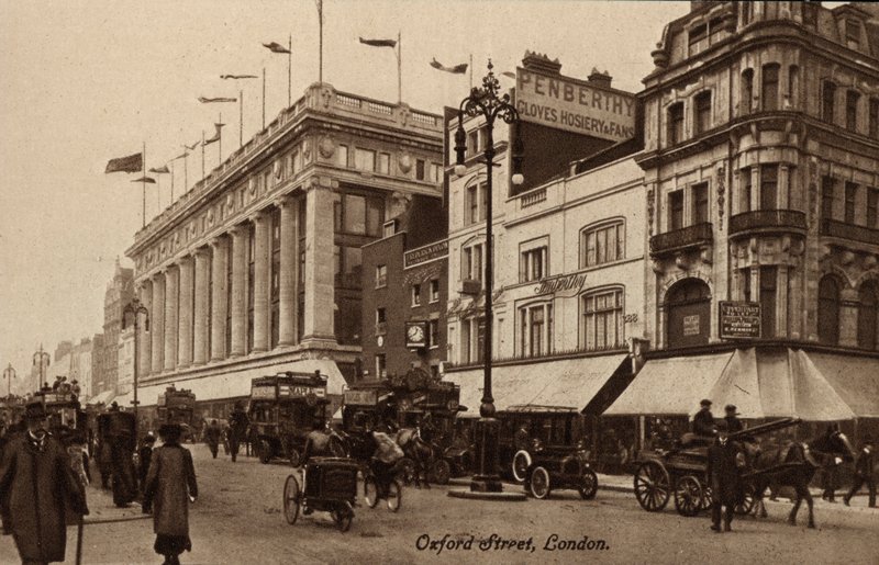 Oxford Street, Londres, Selfridges (foto a p/b) de English Photographer