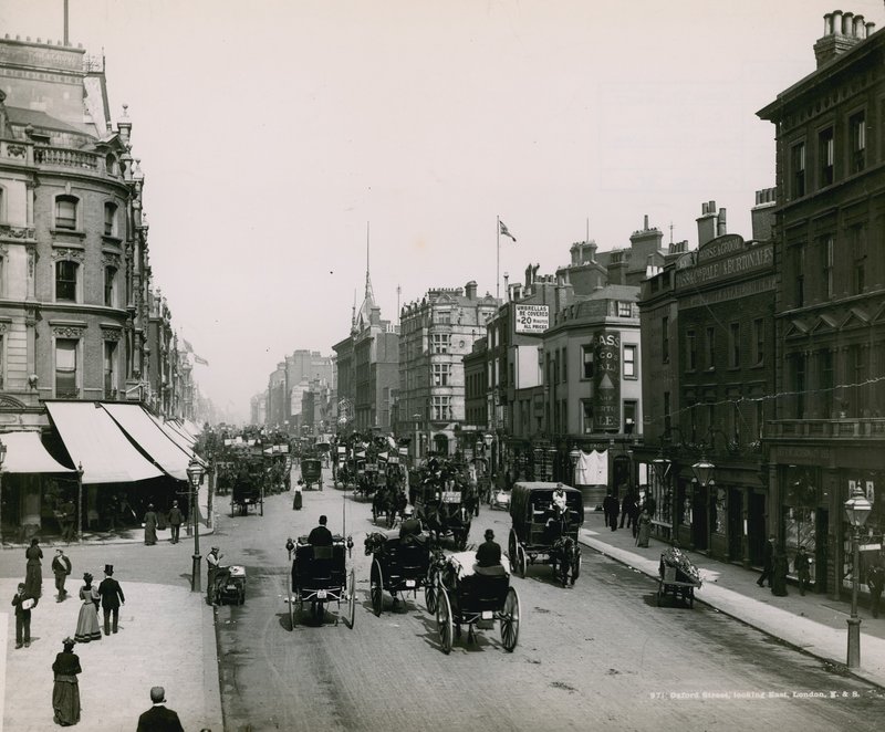 Oxford Street, Londres, olhando para o leste de English Photographer