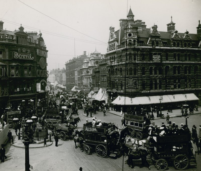 Oxford Street e Tottenham Court Road, em Londres de English Photographer