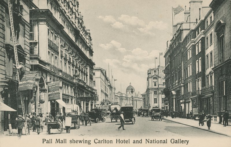 Pall Mall East mostrando o Carlton Hotel e a National Gallery de English Photographer