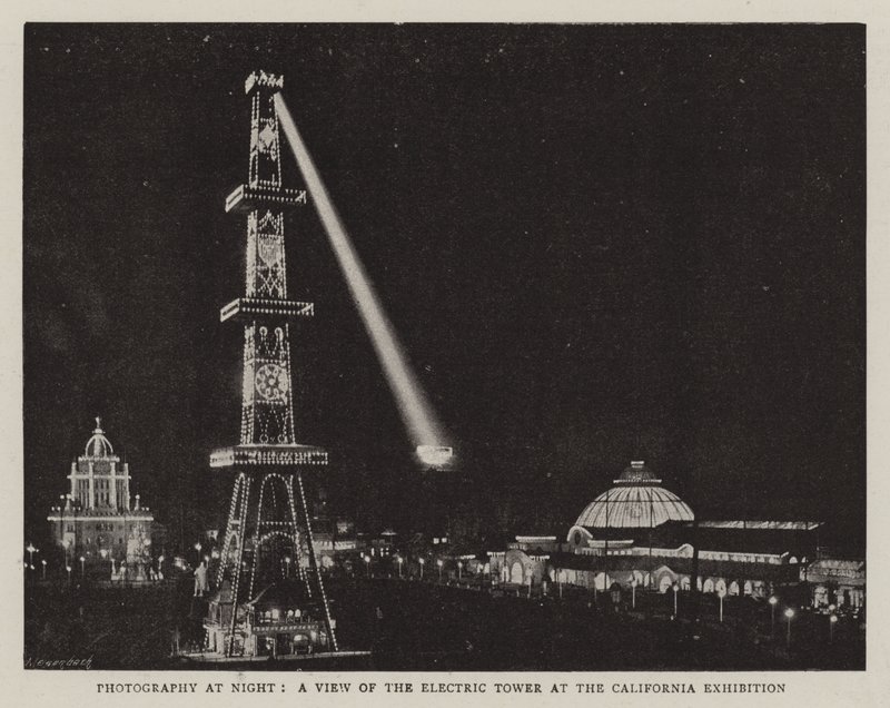 Fotografia à noite, uma vista da torre elétrica na exposição da Califórnia de English Photographer