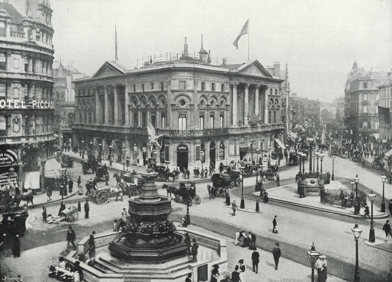 Piccadilly Circus, mostrando a Fonte Memorial Shaftesbury e o Pavilhão de Londres (foto a p/b) de English Photographer