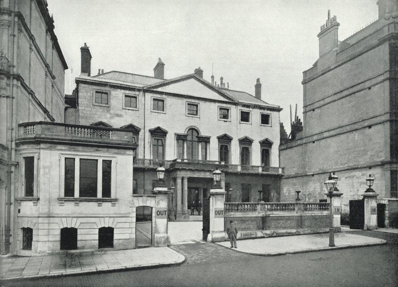 Piccadilly, o Clube Naval e Militar (foto a p/b) de English Photographer