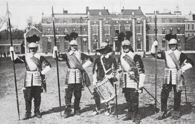 Piqueiros da Honourable Artillery Company, Londres (fotografia a preto e branco) de English Photographer