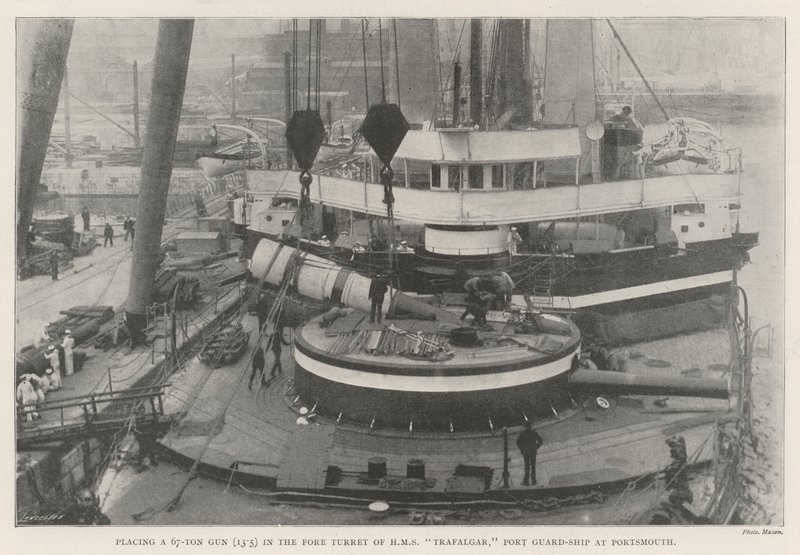 Colocando uma Arma de 67 Toneladas (13,5) na Torre Fore do HMS Trafalgar, Porto de Guarda-Navio em Portsmouth de English Photographer