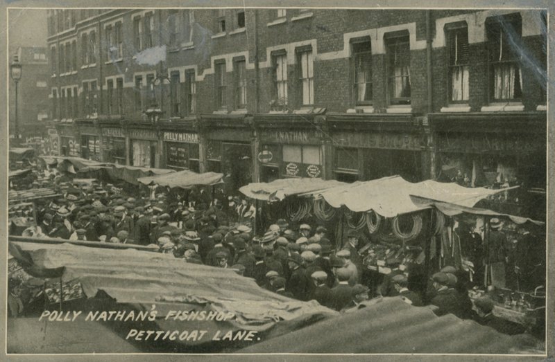 Polly Nathans Fishshop, pista Petticoat, Londres de English Photographer