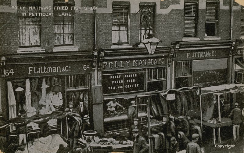 Polly Nathans Frito Fish Shop, pista Petticoat, Londres de English Photographer