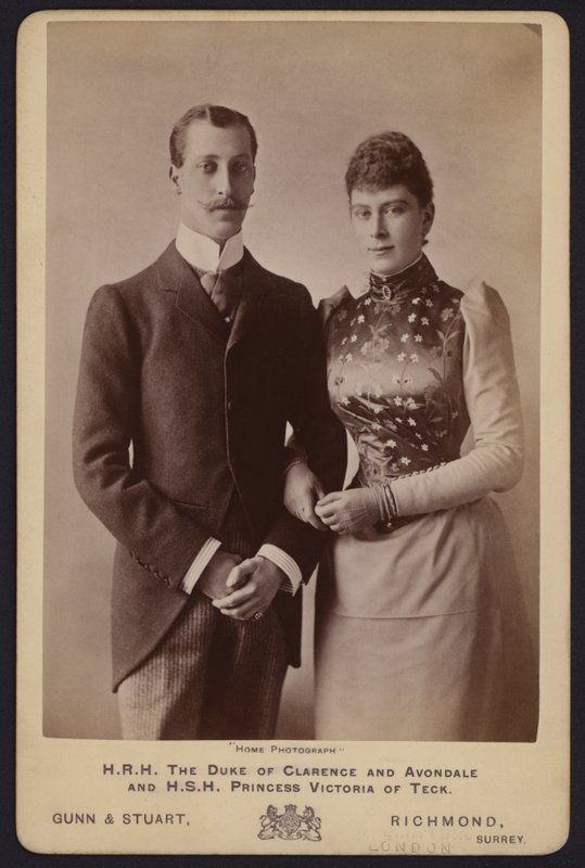 Retrato, Príncipe Alberto Victor, filho mais velho do Rei Eduardo VII, e Princesa Maria de Teck (foto a p/b) de English Photographer