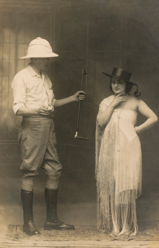 Retrato de um homem vestido para montar e de uma mulher com um chapéu e um vestido (fotografia a preto e branco) de English Photographer