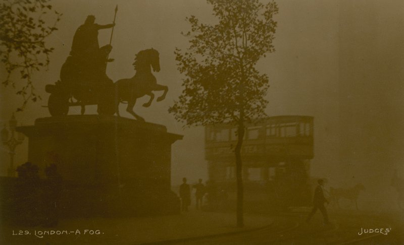 Postal com uma imagem de Londres no smog de English Photographer