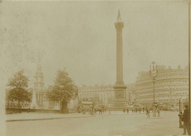 Postal com uma imagem da Trafalgar Square de English Photographer