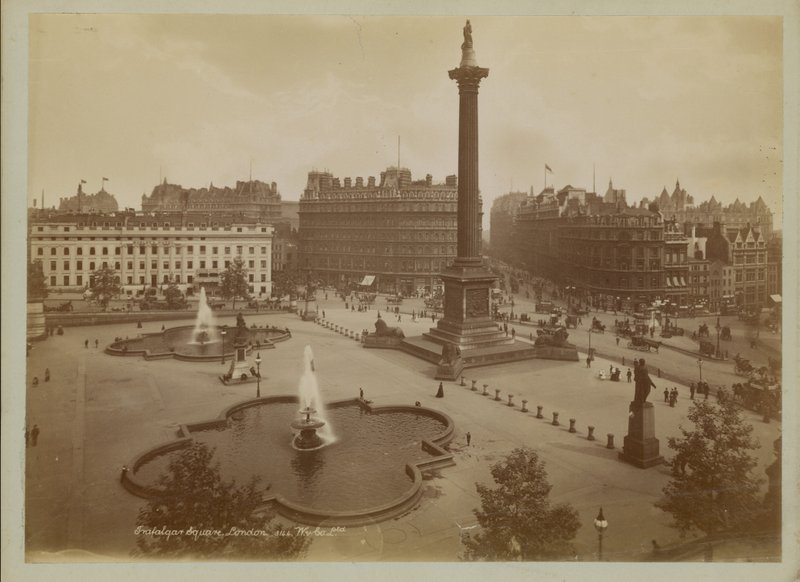 Postal com uma imagem da Trafalgar Square de English Photographer