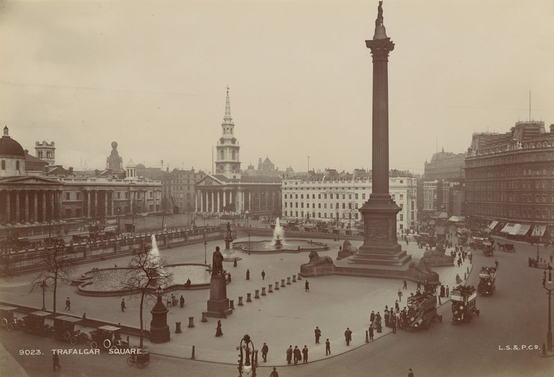 Postal com uma imagem da Trafalgar Square de English Photographer