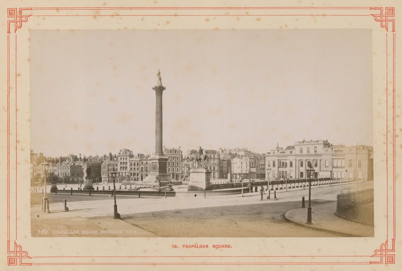 Postal com uma imagem da Trafalgar Square de English Photographer