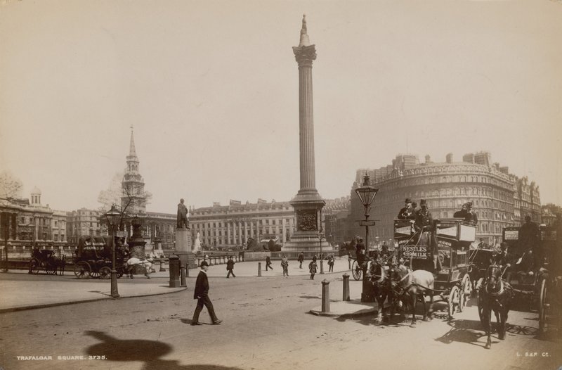 Postal com uma imagem da Trafalgar Square de English Photographer