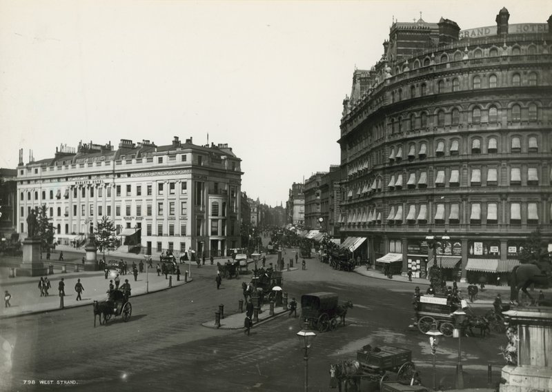 Postal com uma imagem de West Strand de English Photographer